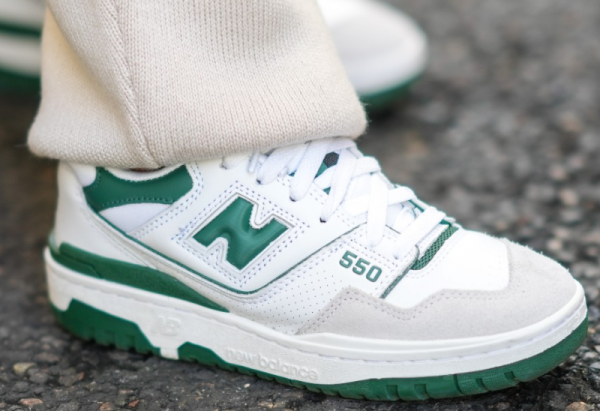 Sepatu sneakers dengan sol tebal dan chunky